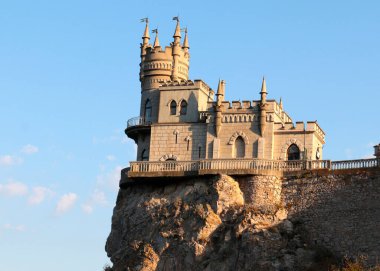 Kırım Cumhuriyeti 'nin Yalta kenti yakınlarındaki bir uçurumun kenarındaki ortaçağ şatosu.