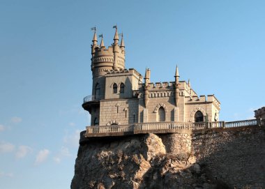 Kırım Cumhuriyeti 'nin Yalta kenti yakınlarındaki bir uçurumun kenarındaki ortaçağ şatosu.