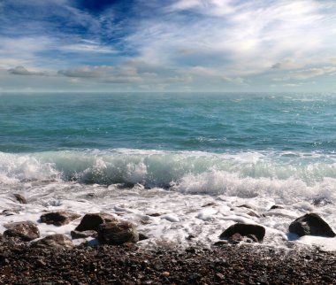 Rahatlamak için çakıl taşı plajlı deniz kıyısı