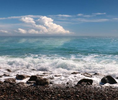 Rahatlamak için çakıl taşı plajlı deniz kıyısı