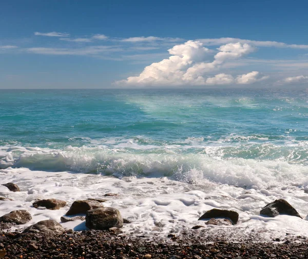 Θάλασσα Παραλία Στην Τροπική Ακτή Και Ηλιόλουστο Ουρανό — Φωτογραφία Αρχείου