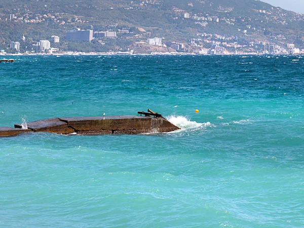 Meereswellen Brechen Auf Einer Betonmole Der Nähe Der Stadt Jalta — Stockfoto