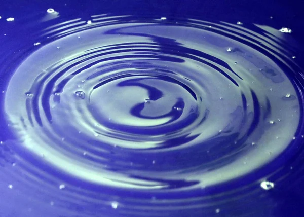 Een Druppel Water Valt Het Oppervlak Van Vloeistof Vormen Kleurrijke — Stockfoto
