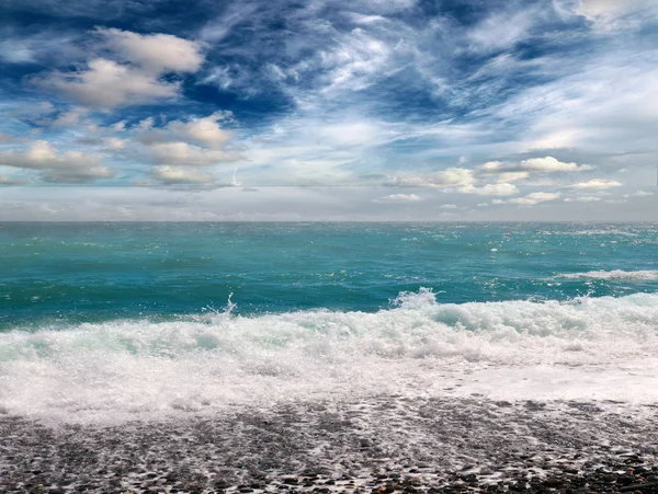 Морські Хвилі Падають Скелястий Пляж Узбережжя — стокове фото