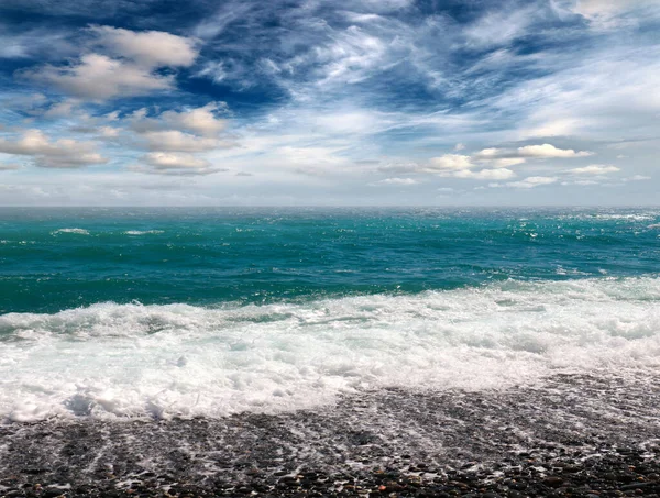 海の波が海岸の岩場に落ち — ストック写真