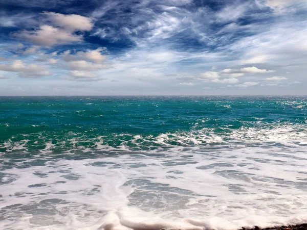 海浪落在海岸的岩石海滩上 — 图库照片
