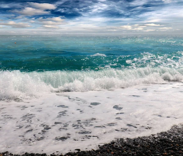 해안의 바위가 해변에 떨어지는 — 스톡 사진