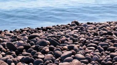 Kayalık bir sahilde büyük çakıl taşları