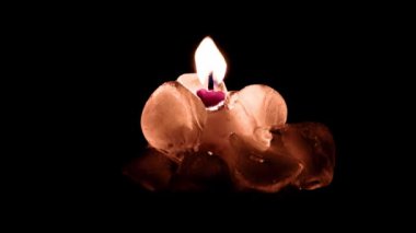 Bir buz parçasının içine gizlenmiş bir mum ışığı.