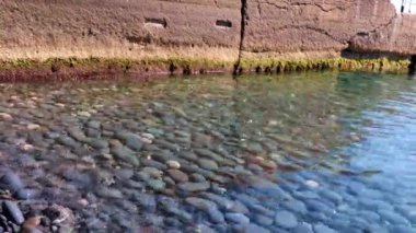 Deniz suyu ve dalgakıran duvarı