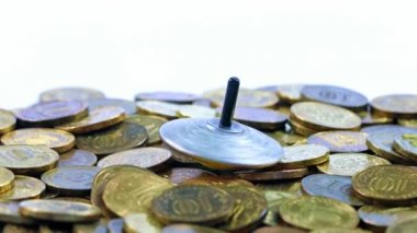 Girdap, metal Rus rubleleri arasında dönüyor.