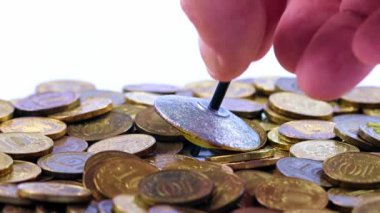 Girdap, metal Rus rubleleri arasında dönüyor.