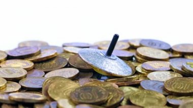Girdap, metal Rus rubleleri arasında dönüyor.