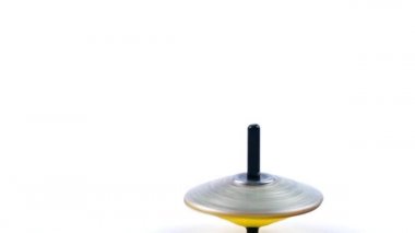 oyuncak yula masanın yüzeyinde döner.