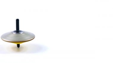 oyuncak yula masanın yüzeyinde döner.