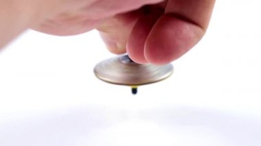 oyuncak yula masanın yüzeyinde döner.