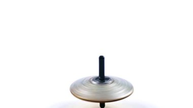 oyuncak yula masanın yüzeyinde döner.