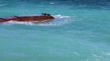 Sahilde deniz dalgaları ve beton dalgaları