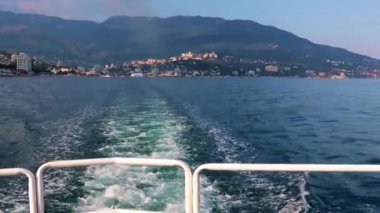 Zevk teknesinin arkasındaki patika ve Kırım Cumhuriyeti Yalta şehir binaları.
