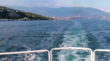 Zevk teknesinin arkasındaki patika ve Kırım Cumhuriyeti Yalta şehir binaları.