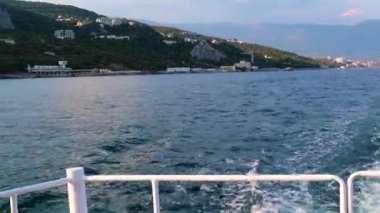 Zevk teknesinin arkasındaki patika ve Kırım Cumhuriyeti Yalta şehir binaları.