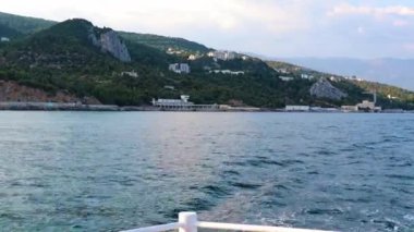 Zevk teknesinin arkasındaki patika ve Kırım Cumhuriyeti Yalta şehir binaları.