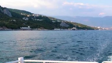Zevk teknesinin arkasındaki patika ve Kırım Cumhuriyeti Yalta şehir binaları.
