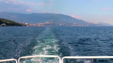 Zevk teknesinin arkasındaki patika ve Kırım Cumhuriyeti Yalta şehir binaları.