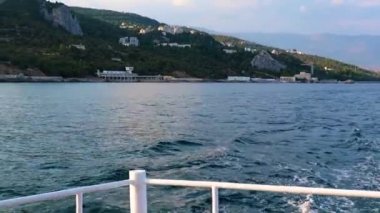 Zevk teknesinin arkasındaki patika ve Kırım Cumhuriyeti Yalta şehir binaları.