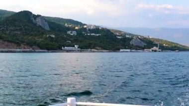 Zevk teknesinin arkasındaki patika ve Kırım Cumhuriyeti Yalta şehir binaları.