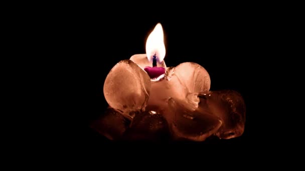 Das Licht Einer Kerze Die Einem Stück Eis Eingeschlossen Ist — Stockvideo