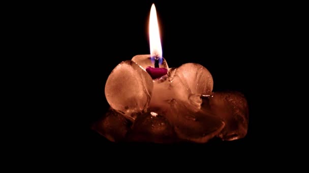 Das Licht Einer Kerze Die Einem Stück Eis Eingeschlossen Ist — Stockvideo