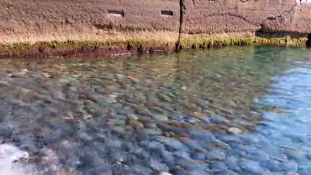 Meerwasser Und Die Mauer Des Wellenbrechers — Stockvideo