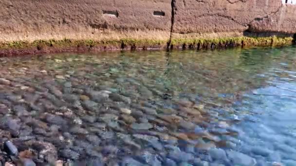 Θαλασσινό Νερό Και Τείχος Του Κυματοθραύστη — Αρχείο Βίντεο