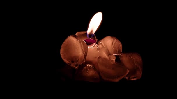 Φωτεινή Φλόγα Ενός Κεριού Που Περιβάλλεται Από Διάφανο Πάγο Νερού — Αρχείο Βίντεο