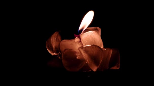 얼음으로 둘러싸인 촛불의 — 비디오