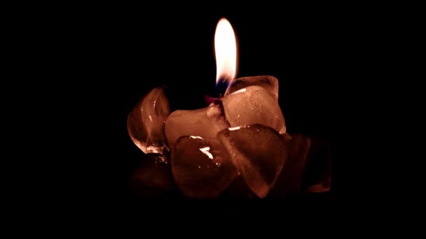 Flacăra Strălucitoare Unei Lumânări Ceară Înconjurată Gheață Transparentă Apă — Videoclip de stoc