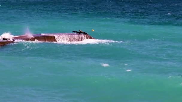 Морські Хвилі Бетонні Розбивні Води Узбережжі — стокове відео