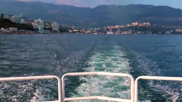Het Pad Achter Het Achterschip Van Plezierboot Stadsgebouwen Van Jalta — Stockvideo