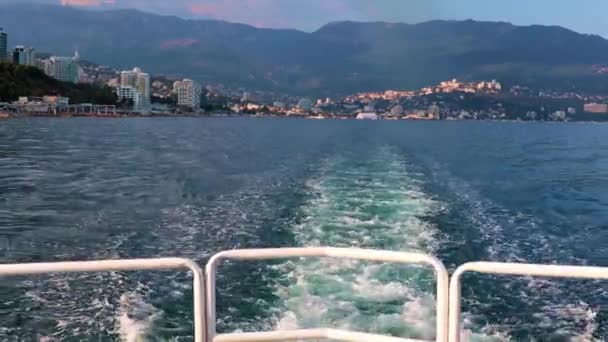 Het Pad Achter Het Achterschip Van Plezierboot Stadsgebouwen Van Jalta — Stockvideo