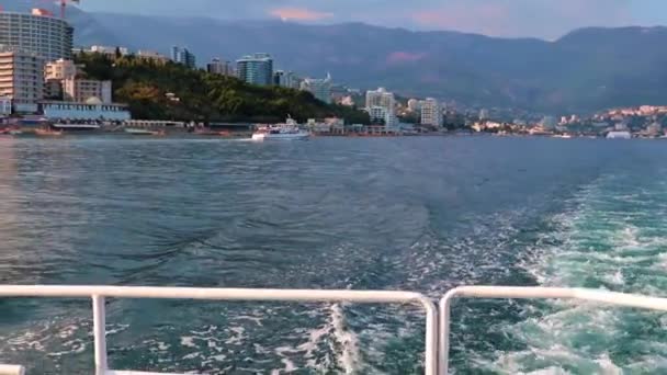 Trail Stern Pleasure Boat City Buildings Yalta Republic Crimea — Stock Video