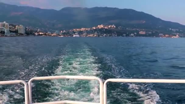 Het Pad Achter Het Achterschip Van Plezierboot Stadsgebouwen Van Jalta — Stockvideo