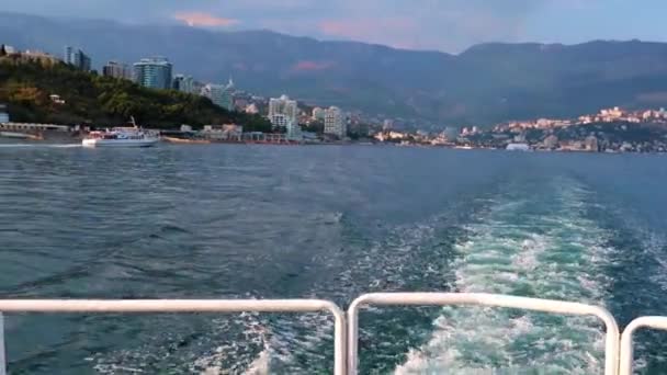 Het Pad Achter Het Achterschip Van Plezierboot Stadsgebouwen Van Jalta — Stockvideo