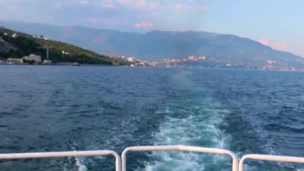Leden Bakom Aktern Fritidsbåten Och Stadsbyggnaderna Jalta Republiken Krim — Stockvideo