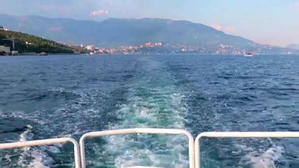 Leden Bakom Aktern Fritidsbåten Och Stadsbyggnaderna Jalta Republiken Krim — Stockvideo