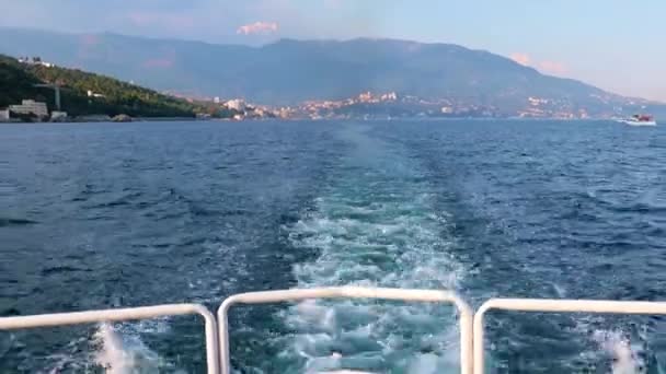 Het Pad Achter Het Achterschip Van Plezierboot Stadsgebouwen Van Jalta — Stockvideo