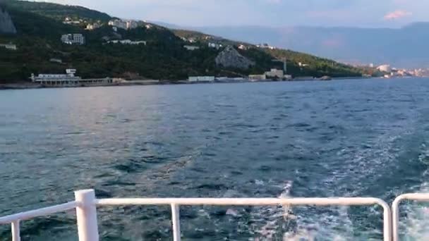 Sendero Detrás Popa Del Barco Recreo Los Edificios Ciudad Yalta — Vídeo de stock