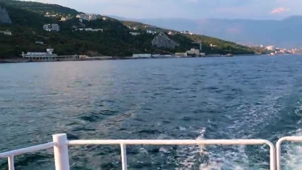 Trilha Atrás Popa Barco Recreio Edifícios Cidade Yalta República Crimeia — Vídeo de Stock