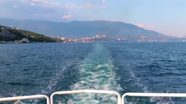 Trilha Atrás Popa Barco Recreio Edifícios Cidade Yalta República Crimeia — Vídeo de Stock