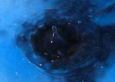 Suyun yüzeyine düşerken bir sıvı damlası oluşturur